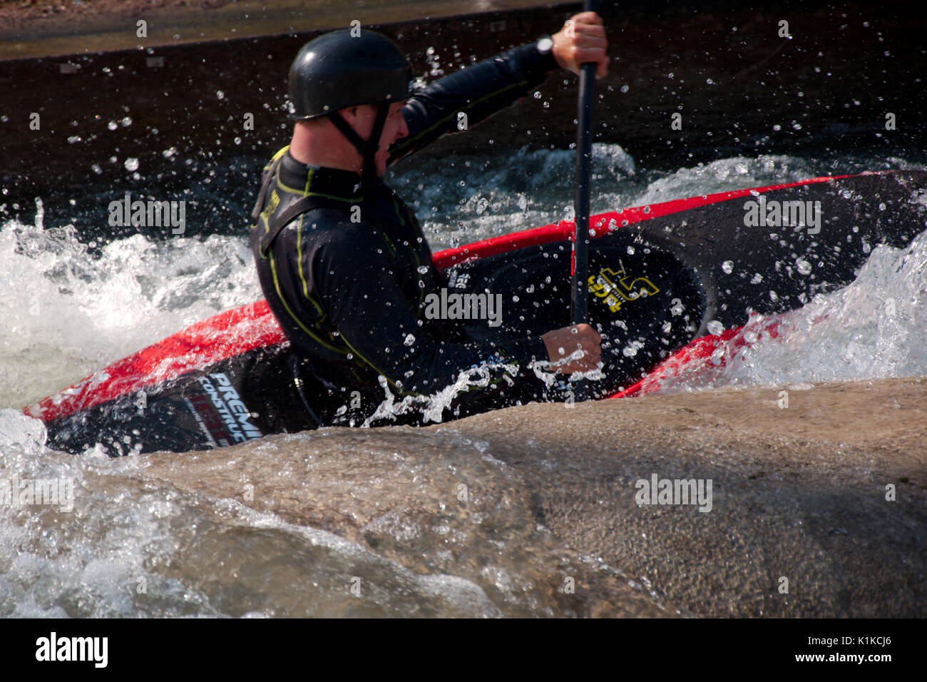 AUGSBURG, DEUTSCHLAND - 28 März 2017: Kayac Whitewater Slalom Training für die nationalen Meisterschaften in Ottawa, Kanada 2017 zu qualifizieren, mit dem Kurs für die Olympischen Spiele in Deutschland im Jahre 1972. Stockfoto