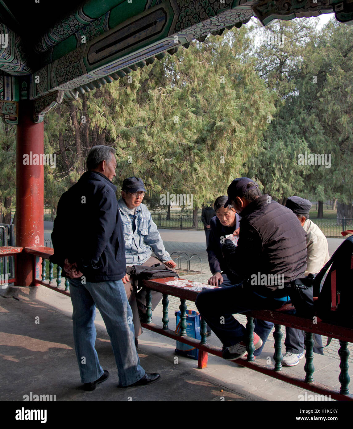 Männer spielen, Park rund um den Tempel des Himmels, Peking. Stockfoto