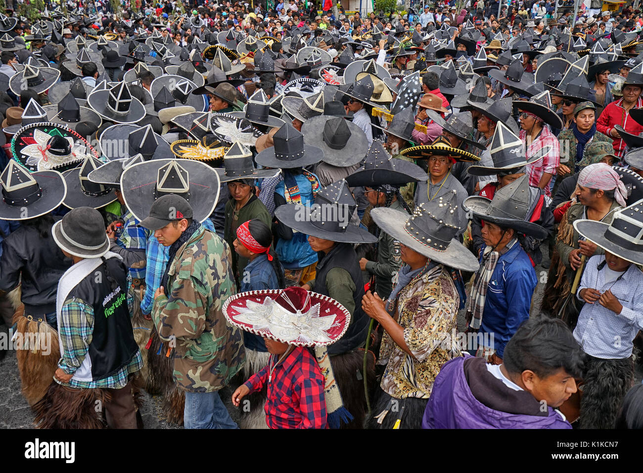 Juni 29, 2017 Cotacachi, Ecuador: indigene Kichwa Menschenmenge auf der Straße feiern Inti Raymi Stockfoto