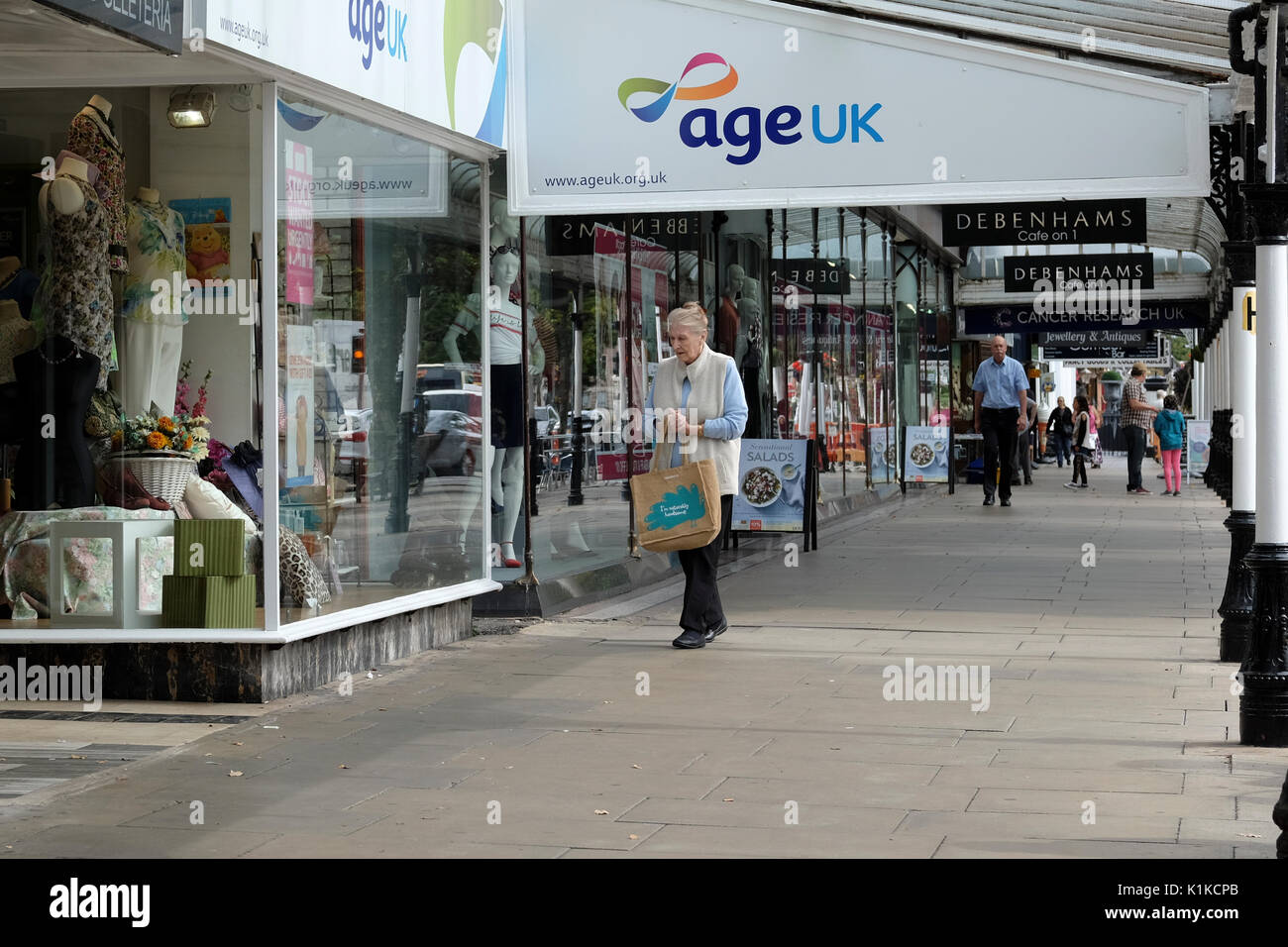 Ältere Dame vorbei Alter UK Shop in Southport Stockfoto