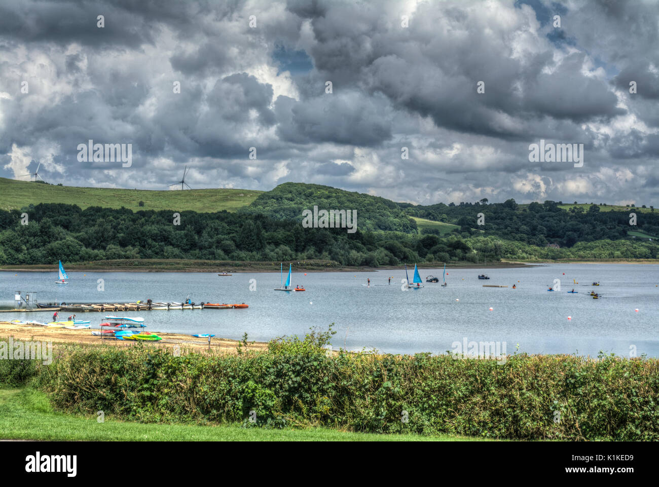 HDR-Bilder der Bootfahrt Aktivität auf Carsington Water in Derbyshire, England, Großbritannien Stockfoto