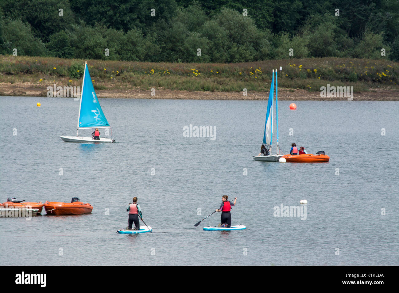 Segelboote und Paddelboote am Behälter an Carsington Water in Derbyshire, England, Großbritannien Stockfoto