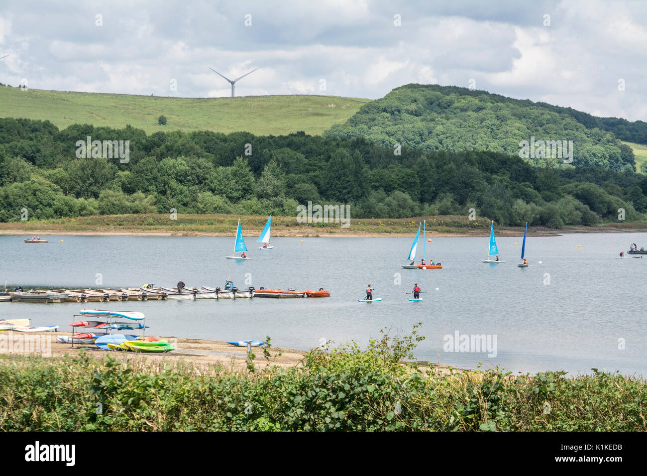 Segelboote und Paddelboote am Behälter an Carsington Water in Derbyshire, England, Großbritannien Stockfoto