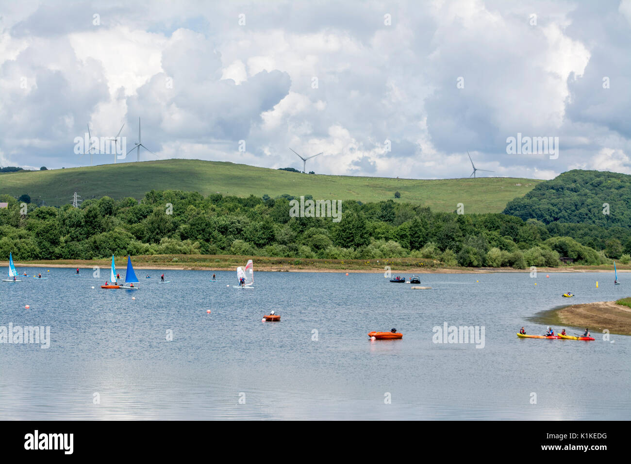 Kanuten und Segler am Behälter an Carsington Water in Derbyshire, England, Großbritannien Stockfoto