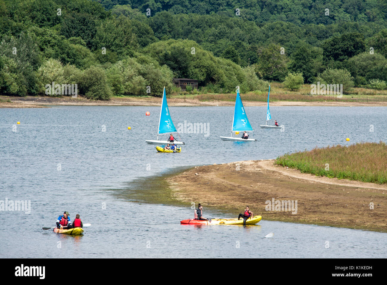 Kanuten und Segler am Behälter an Carsington Water in Derbyshire, England, Großbritannien Stockfoto
