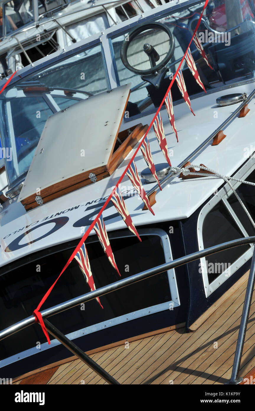 Klassische Segelyachten und Motorboote auf einem Festival in Cowes auf der Isle of Wight Schwertkämpfer und Schwertfisch fairey marine Southampton Schiffe für Vergnügen Stockfoto