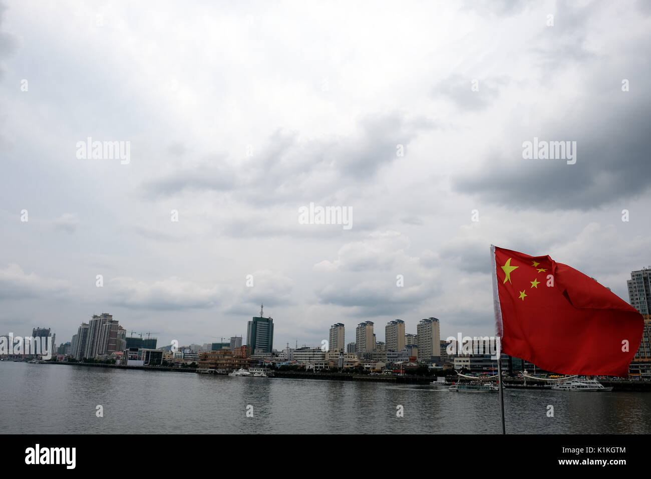Dandong, Provinz Liaoning, China - 31. Juli 2017: Waterfront der Stadt Dandong auf der Yalu gegenüber Sinuiju, Nordkorea. Stockfoto