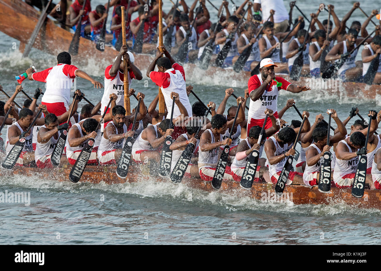 Das Bild der Männer rudern Schlange Boot im Nehru Boat Race Tag, Punnamda Allaepy, See, Kerala, Indien Stockfoto