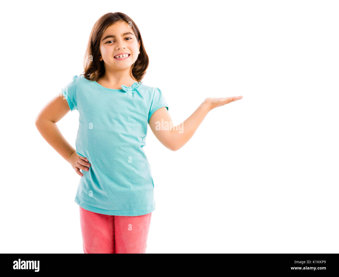 Kleines Mädchen mit etwas über ihre Hand, in weißen Hintergrund isoliert Stockfoto