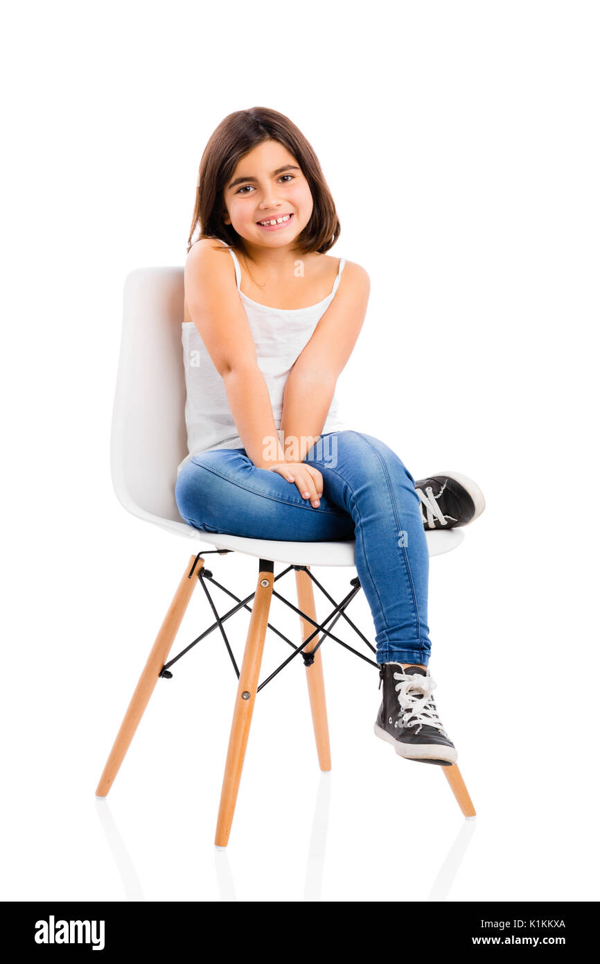 Studio Portrait einer schönen jungen Mädchen sitzt auf einem Stuhl Stockfoto