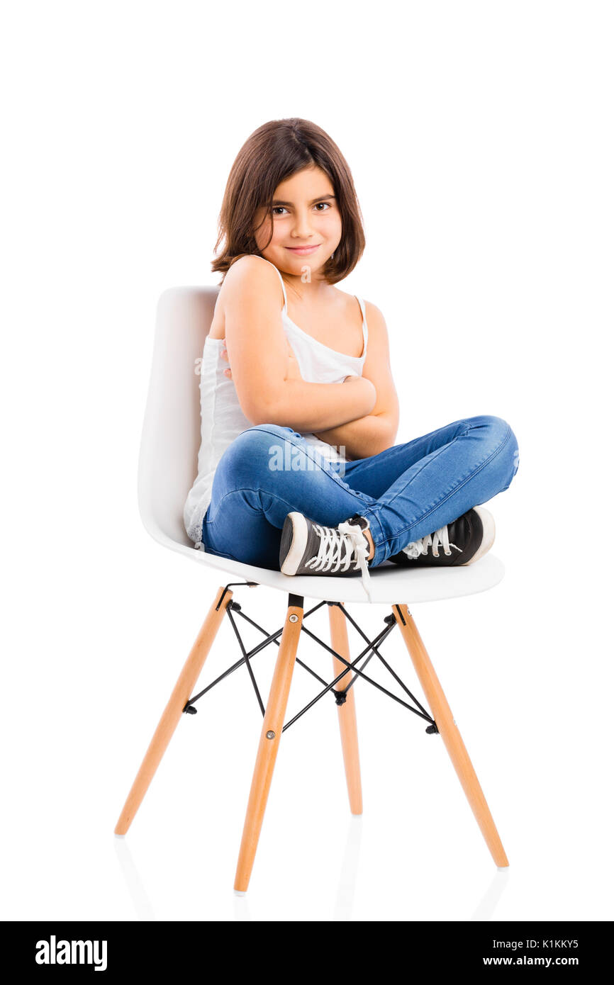 Studio Portrait einer schönen jungen Mädchen sitzt auf einem Stuhl Stockfoto