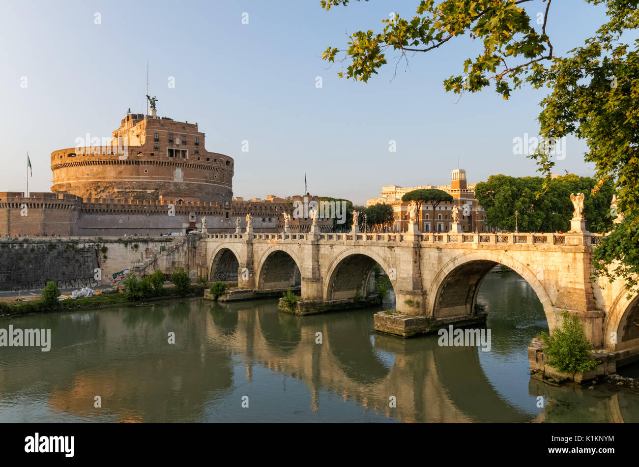 Das Castel Sant'Angelo und der Sant'Angelo Brücke über den Tiber in Rom, Italien Stockfoto