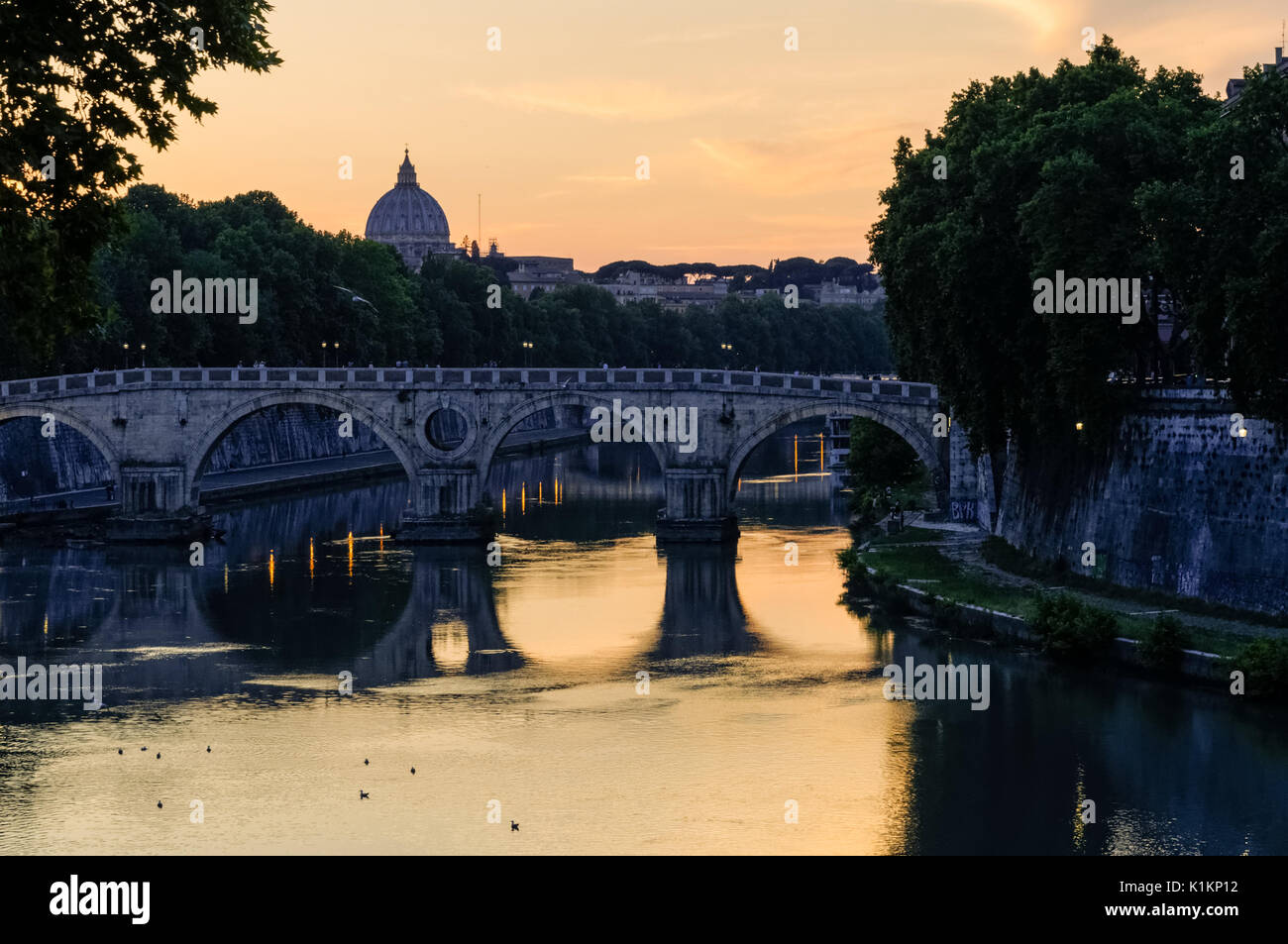 Ponte Sisto über den Tiber bei Sonnenuntergang, Rom, Italien Stockfoto