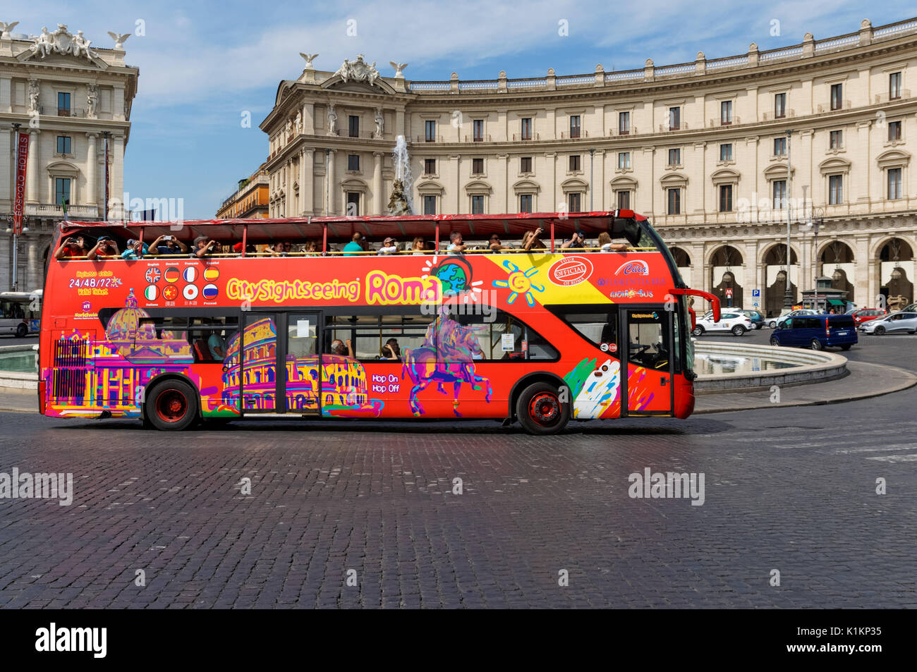 Sightseeing Bus an der Piazza della Repubblica in Rom, Italien Stockfoto
