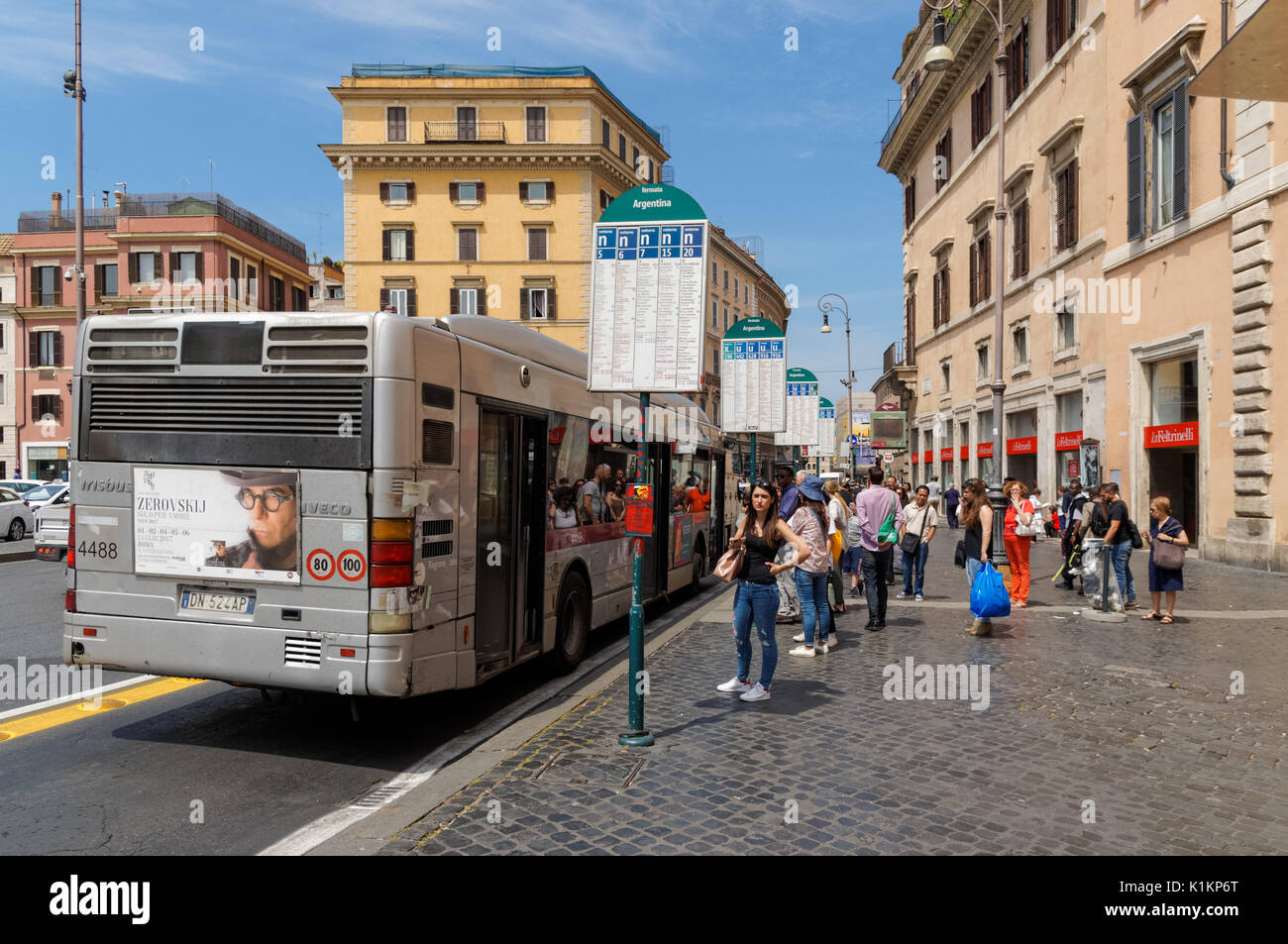 Bushaltestelle am Corso Vittorio Emanuele II. in Rom, Italien Stockfoto