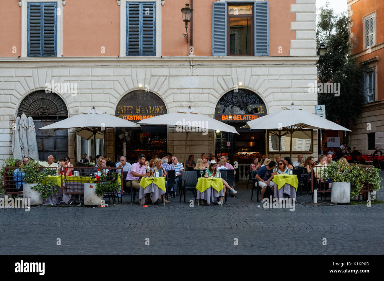 Touristen, die in Restaurants in Trastevere, Rom, Italien Stockfoto