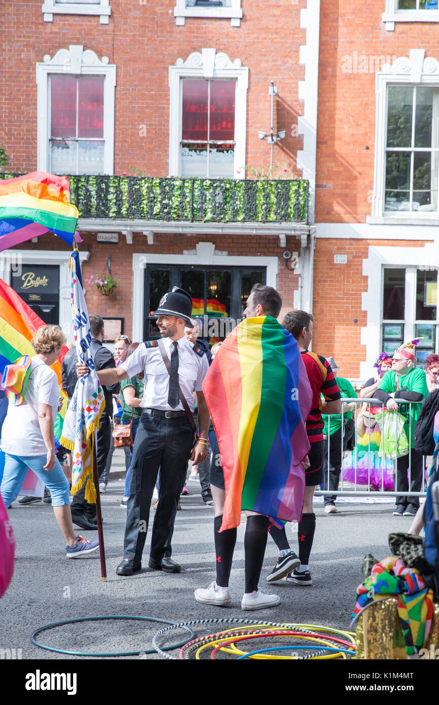 Polizisten tragen rainbow Gesicht Farbe unterstützen die Rechte von Homosexuellen in der Parade von Cardiff, Wales 2017 Stockfoto