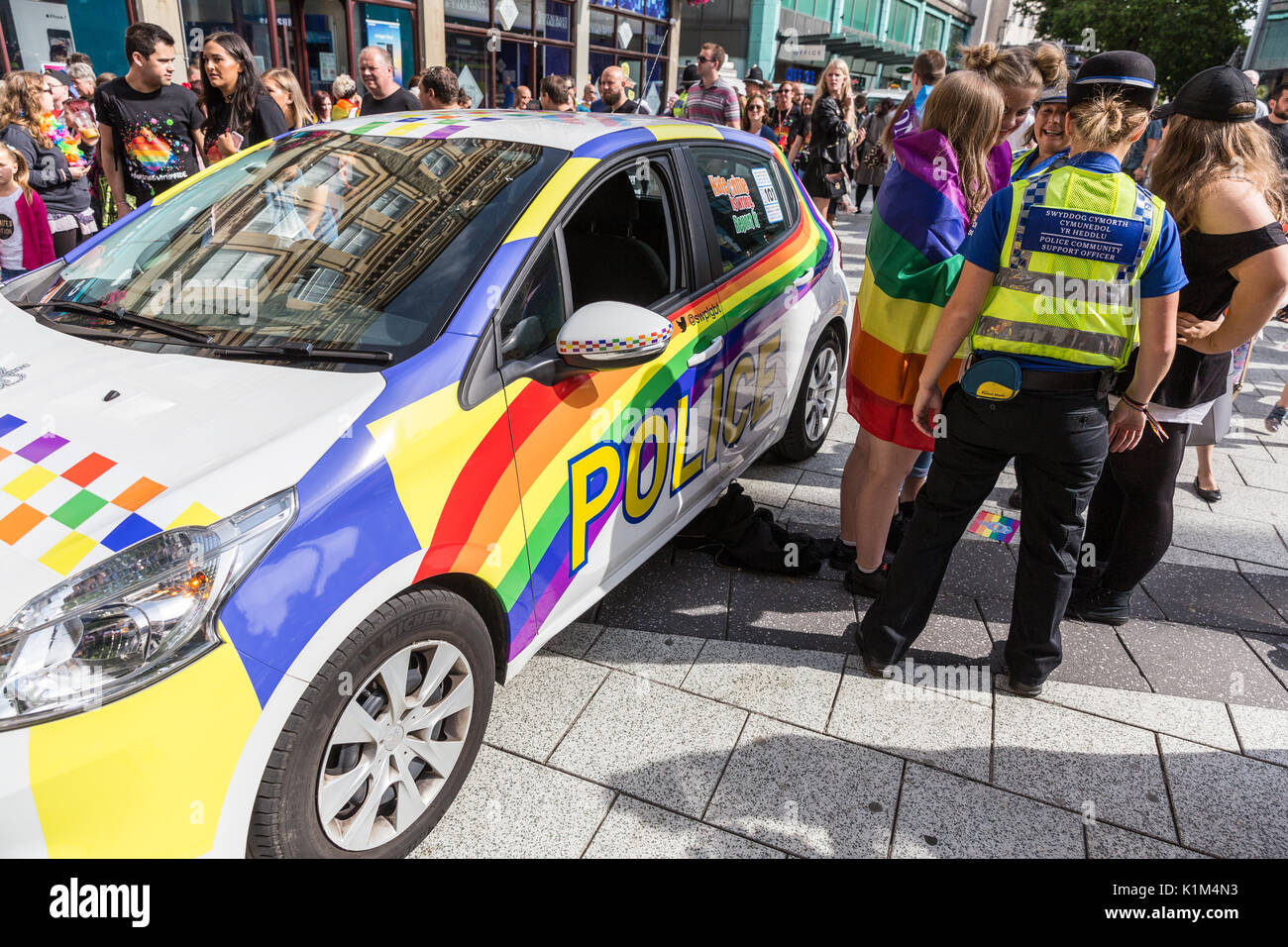 Ein Polizei Auto mit Regenbogen dekoriert unterstützt die Pride Parade in Cardiff, Wales 2017 Stockfoto