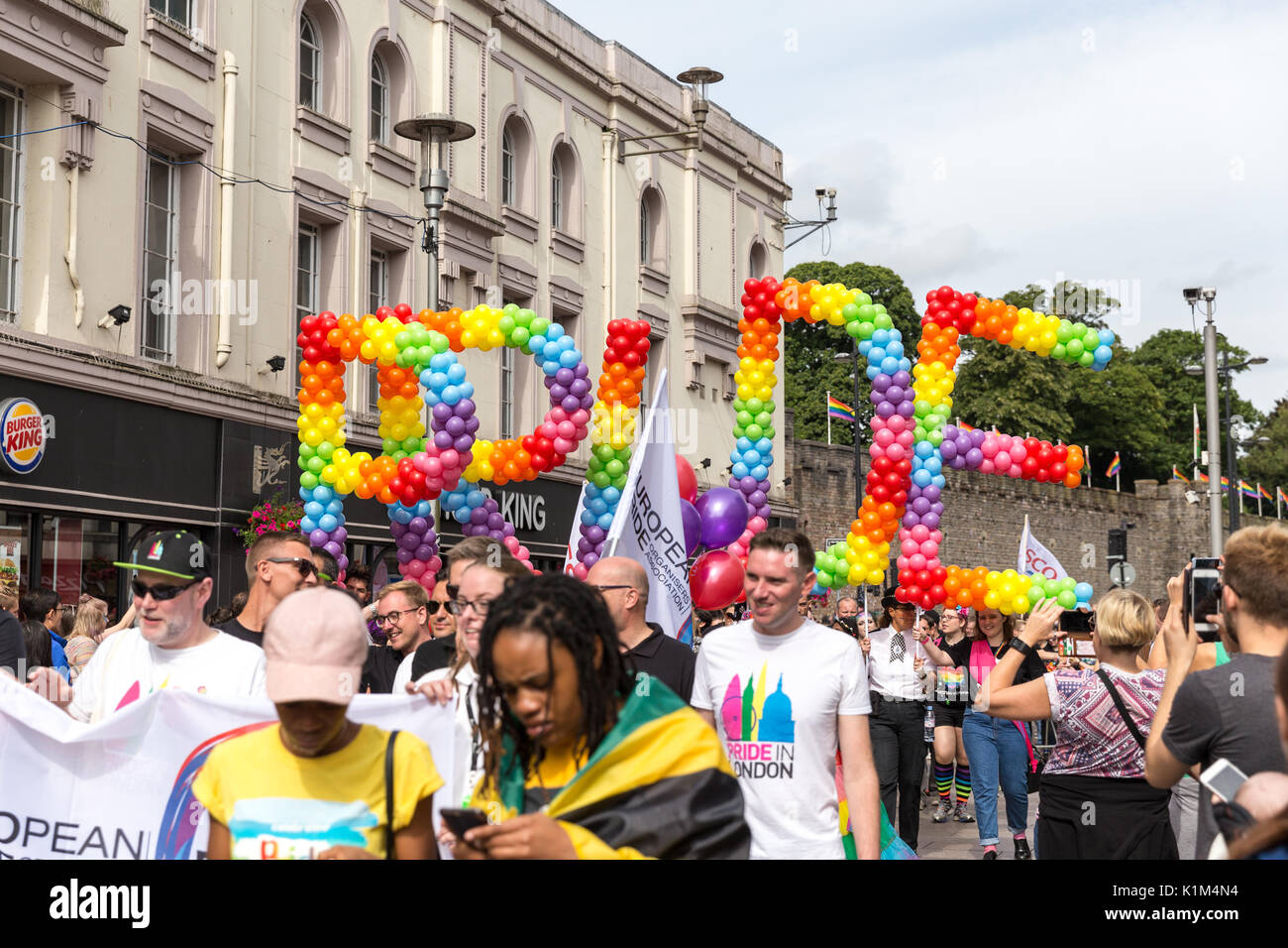 Luftballons in Regenbogenfarben buchstabiere Stolz in Cardiff Pride Parade, 2017 Stockfoto