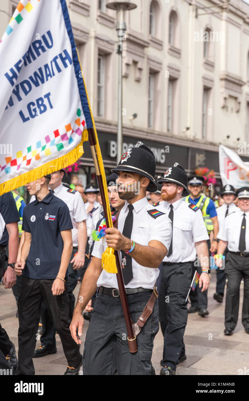 Polizisten tragen rainbow Gesicht Farbe unterstützen die Rechte von Homosexuellen in der Parade von Cardiff, Wales 2017 Stockfoto