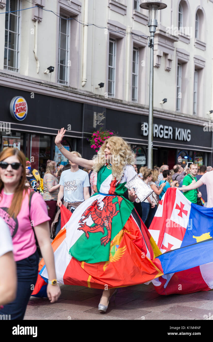 Ein Kleid aus Flags ist in Cardiff für cardiff Stolz vorgeführt, 2017 Stockfoto