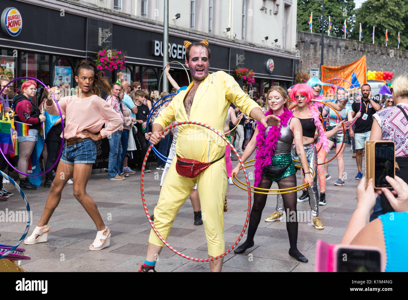 Eine Gruppe von Hoolahoop Tänzer während der cardiff Pride Parade Stockfoto