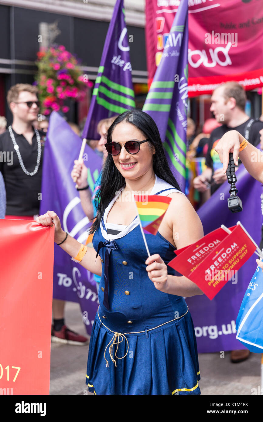 Eine Frau in einem blauen Kleid Märschen in Cardiff Pride Parade, 2017 Stockfoto
