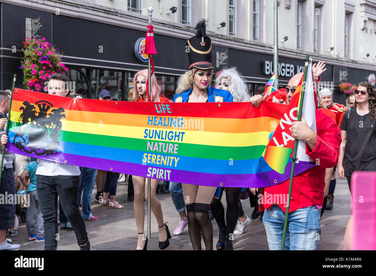 Ein Regenbogen Banner ist in der cardiff Parade, 2017 Stockfoto