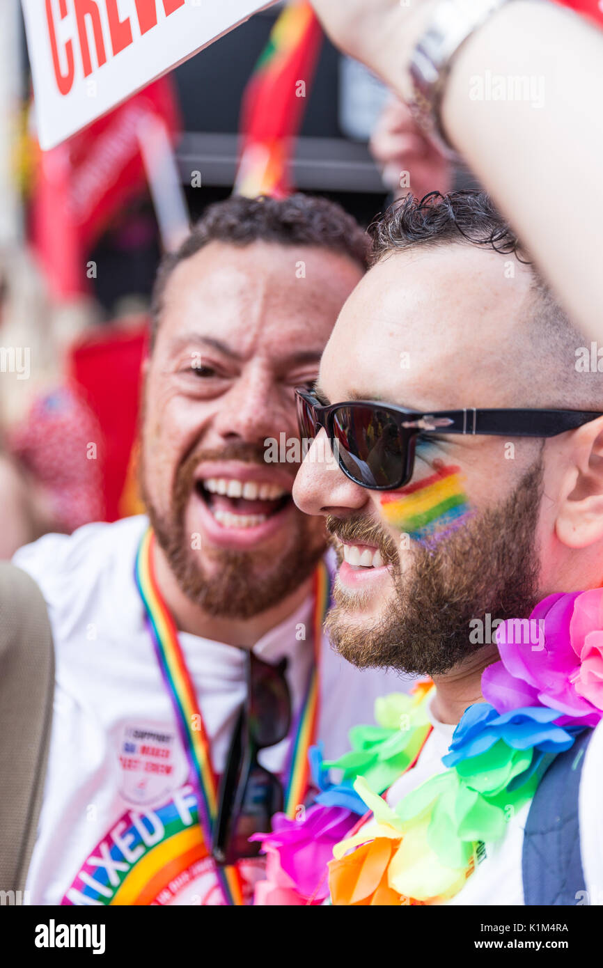 Zwei Männer Lachen und Lächeln in Cardiff Pride Parade Stockfoto