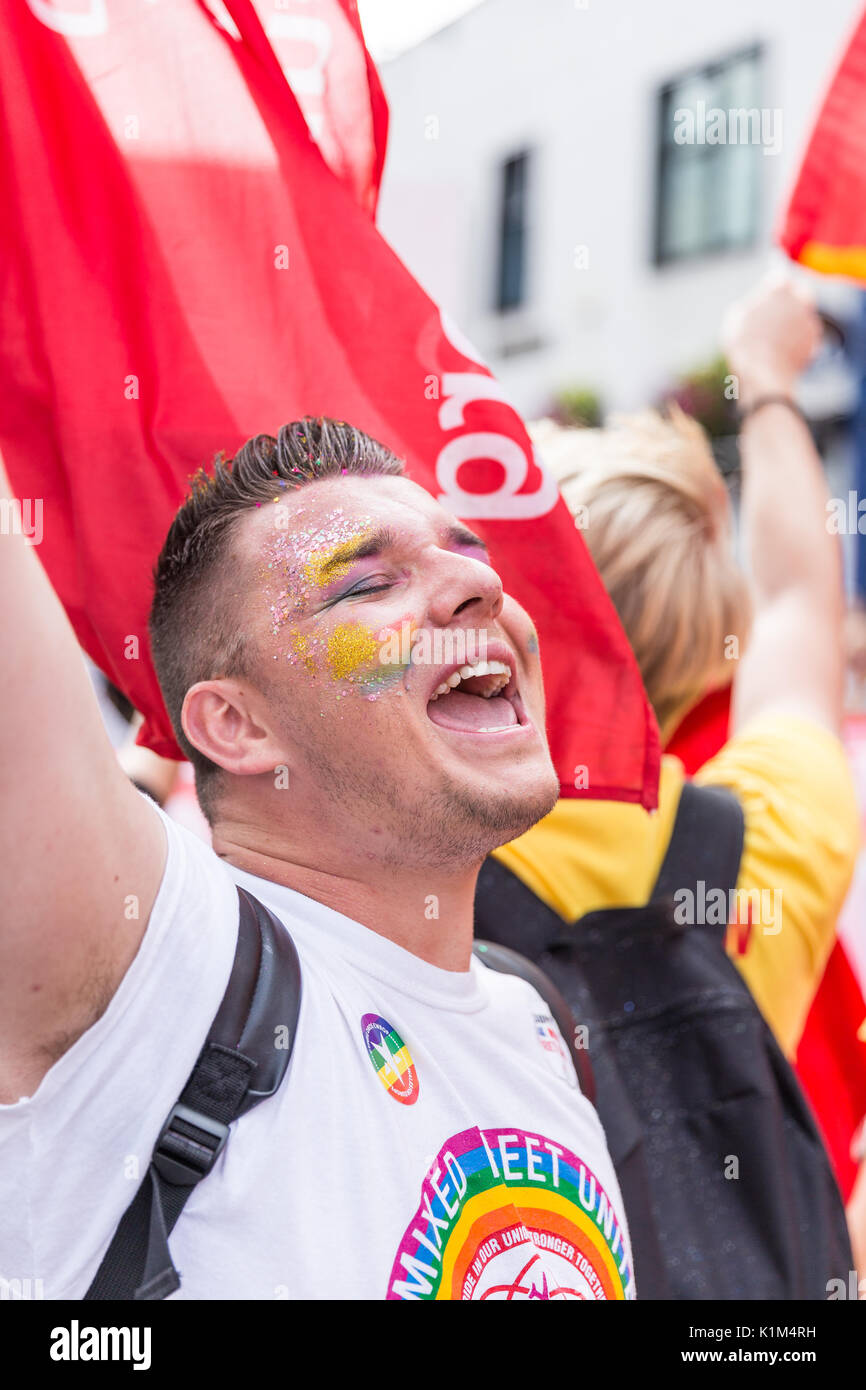 Ein Mann mit Glitzer und Gesichtsfarbe cheers in Cardiff Pride Parade 2017 Stockfoto