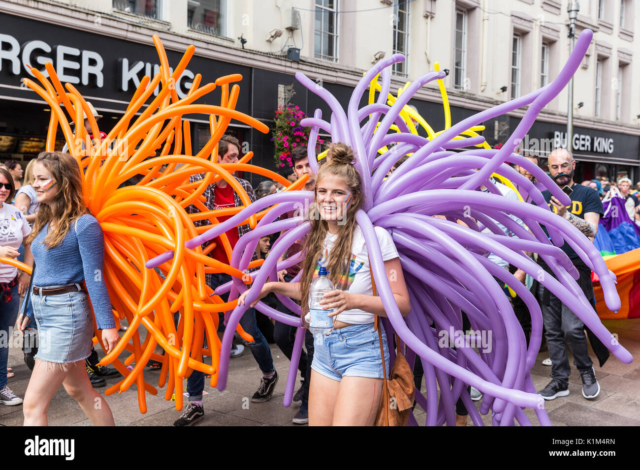 Zwei Mädchen mit grossen Ballon zeigt März in Cardiff Pride Parade, 2017 Stockfoto