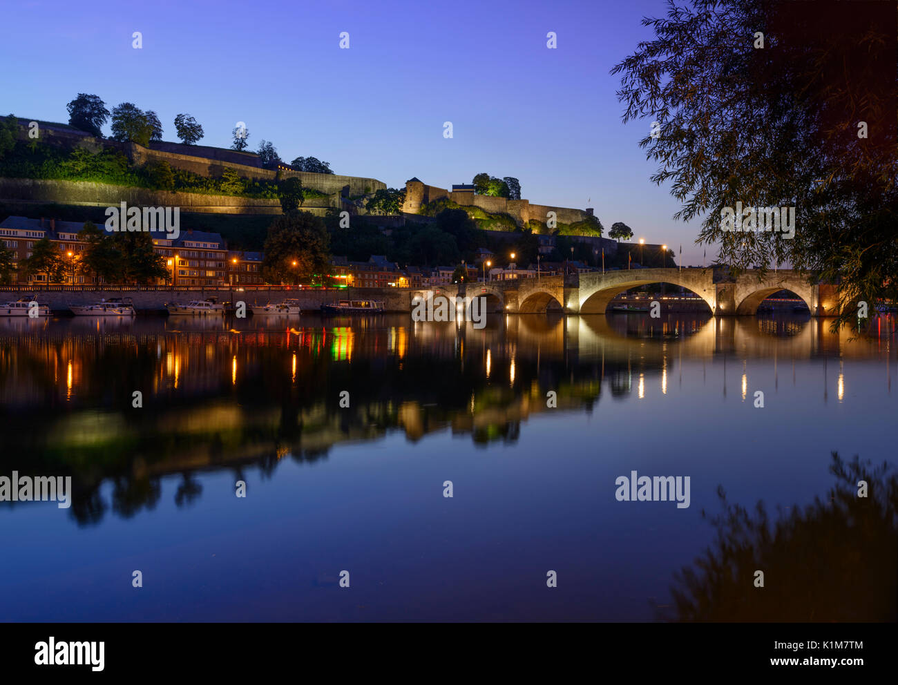 Anzeigen von Namur mit der Maas mit Zitadelle und Pont de Jambes, Dämmerung, Ardennen, Wallonien, Belgien Stockfoto