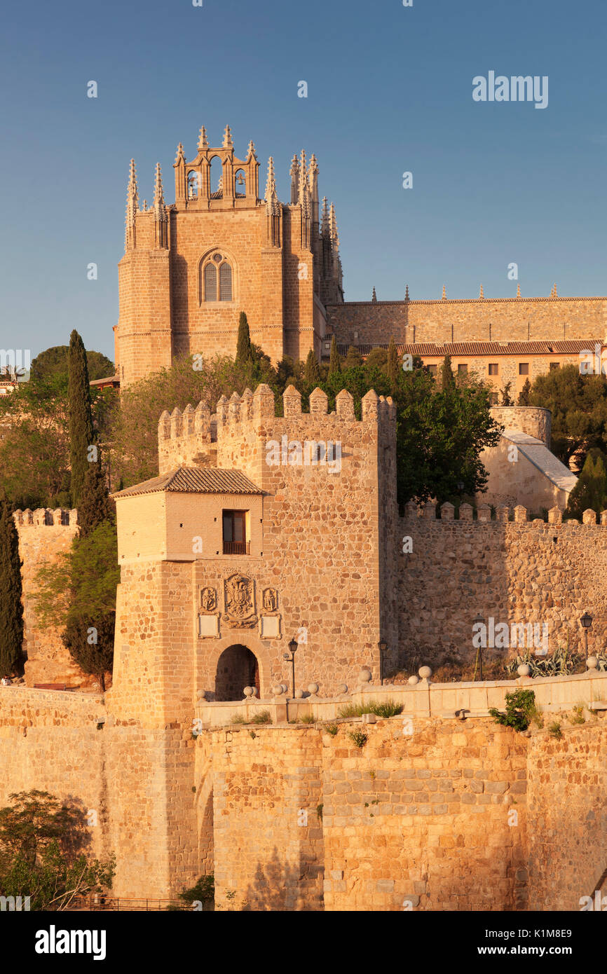 Puente de San Martin Brücke, San Juan de los Reyes, Toledo, Kastilien-La Mancha, Spanien Stockfoto