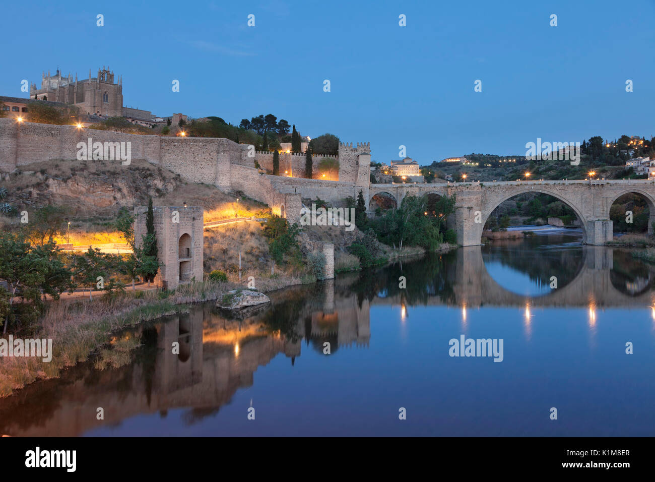 San Juan de los Reyes Kirche und Puente de San Martin Brücke des Flusses Tajo, Toledo, Kastilien-La Mancha, Spanien wider Stockfoto