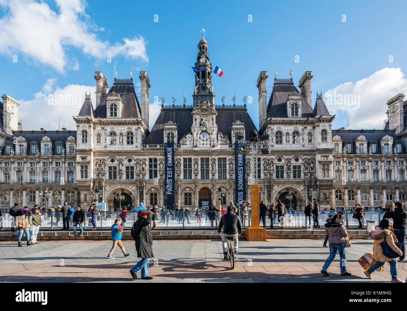 Hotel de Ville im Winter, mit saisonalen Eislaufbahn in Paris, Frankreich Stockfoto