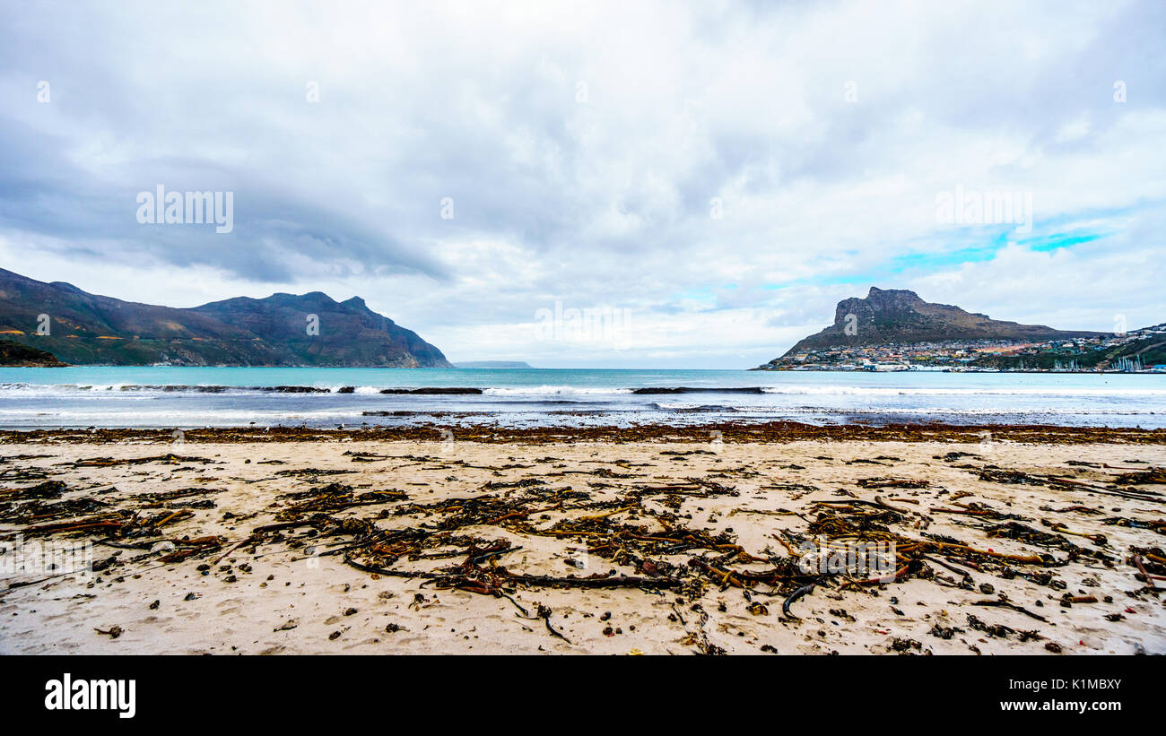 Blick auf Hout Bay auf der Kaphalbinsel in der Western Cape Provinz von Südafrika. Sentinel Berg auf der rechten Seite und Chapmans Peak auf der linken Seite Stockfoto
