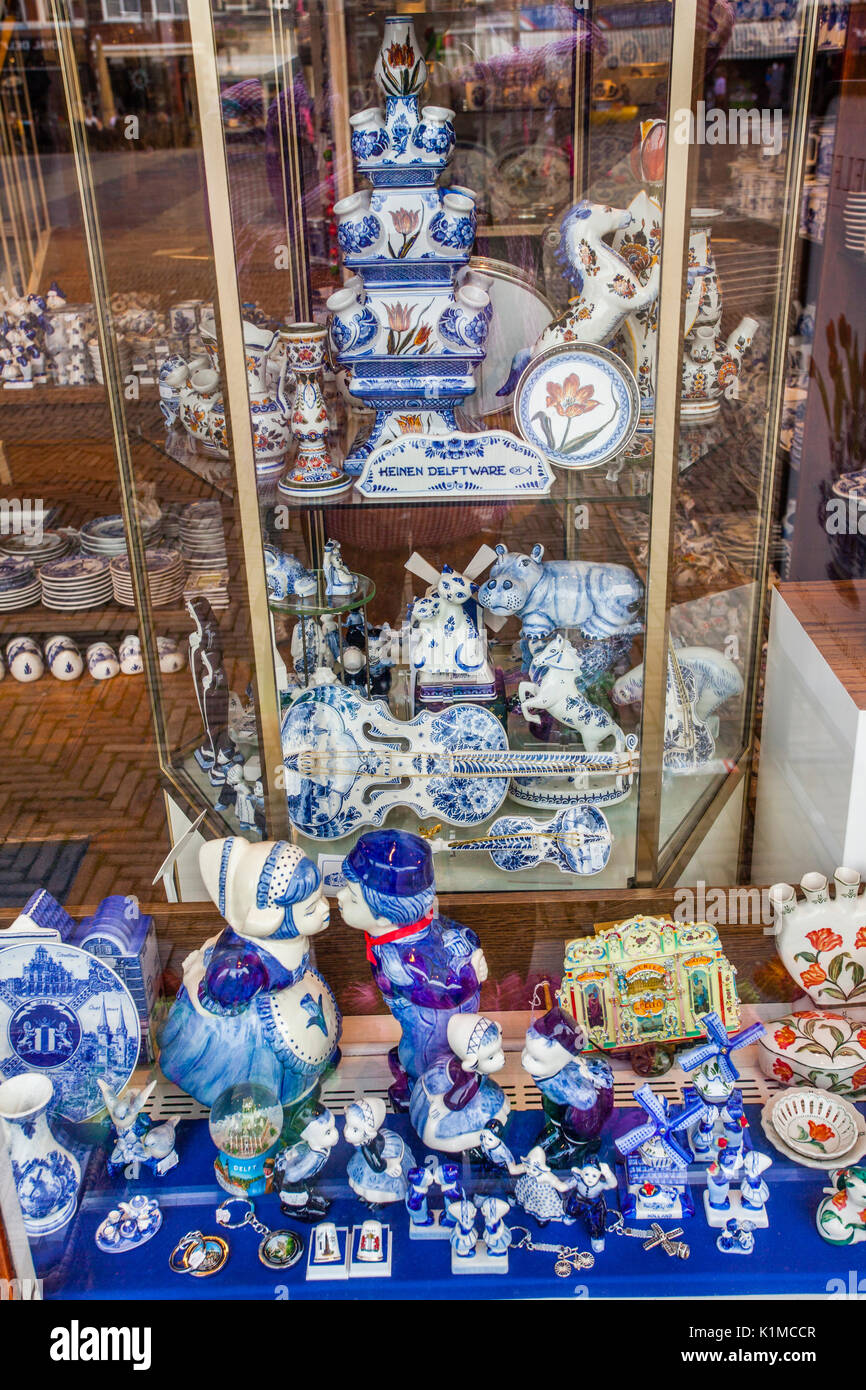 Niederlande, Südholland, Delft, Delfter Blau Töpferei an einem Souvenir shop Stockfoto