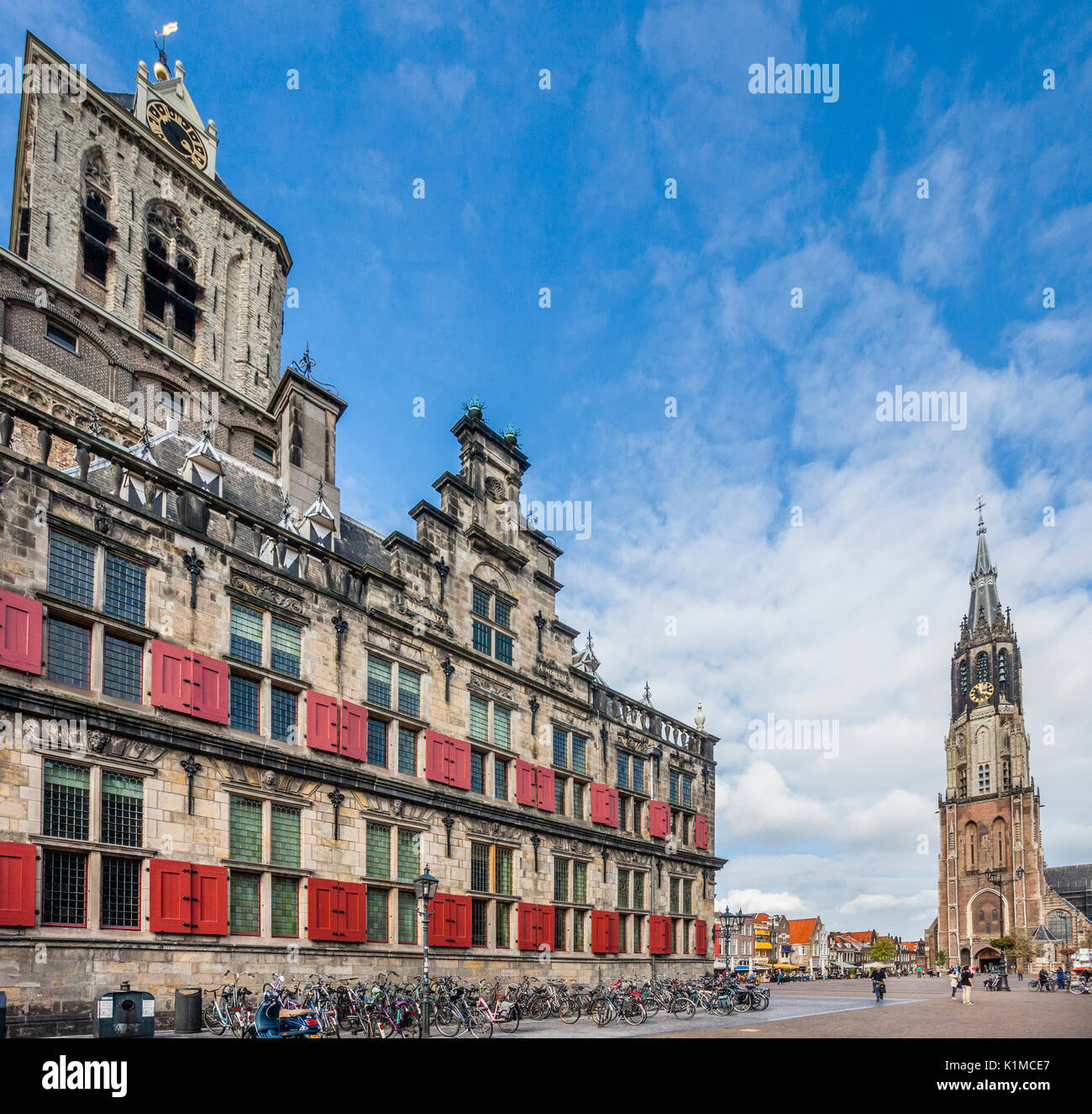 Niederlande, Südholland, Delft, Renaissance Rathaus und der Nieuwe Kerk Stockfoto