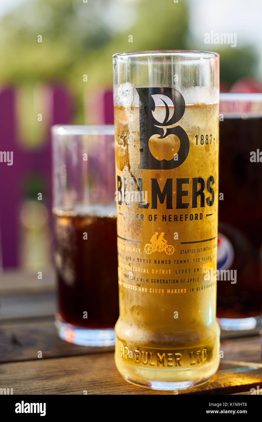 Pint Bulmers an einem heißen Tag mit zwei Glas Cola Stockfotografie - Alamy