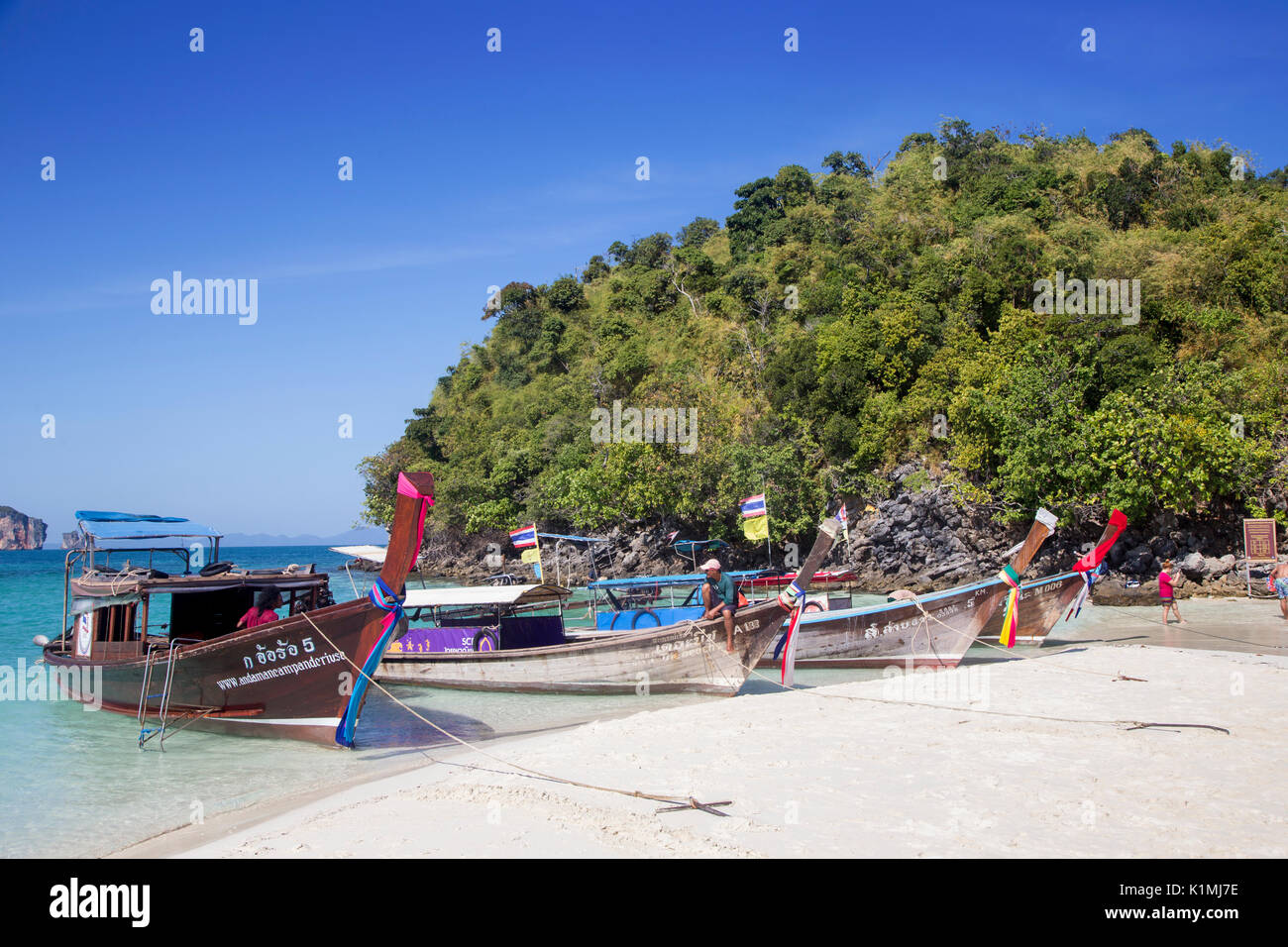 Boote und kristallklarem Wasser auf Koh Tup, Krabi, Thailand Stockfoto