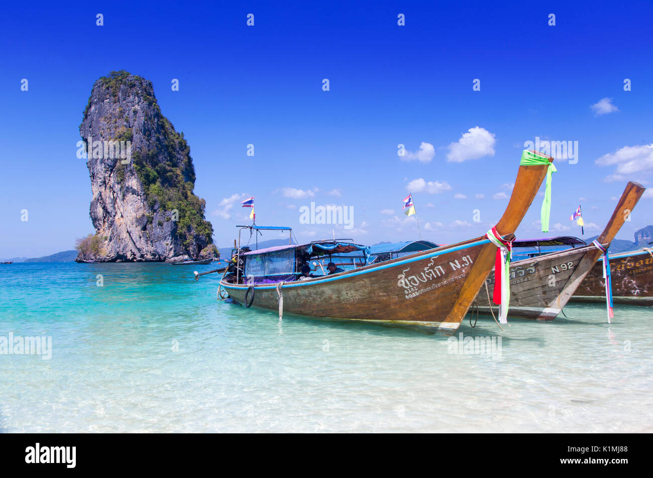 Boote und kristallklarem Wasser auf Koh Poda, Krabi, Thailand Stockfoto