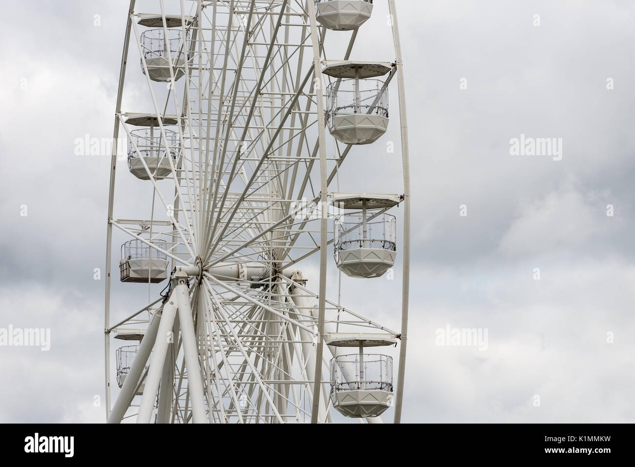 Ein großes Hotel im Stadtzentrum Riesenrad mit leeren Kapseln an einem bewölkten Tag. Stratford-upon-Avon, Warwickshire. Stockfoto