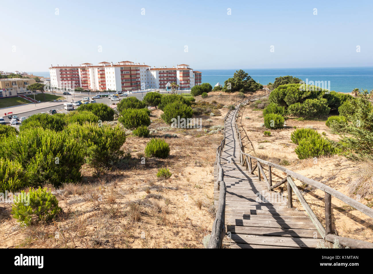 Holzsteg auf einer Sanddüne an der Atlantikküste in Matalascanas. Costa de la Luz, Andalusien, Spanien Stockfoto