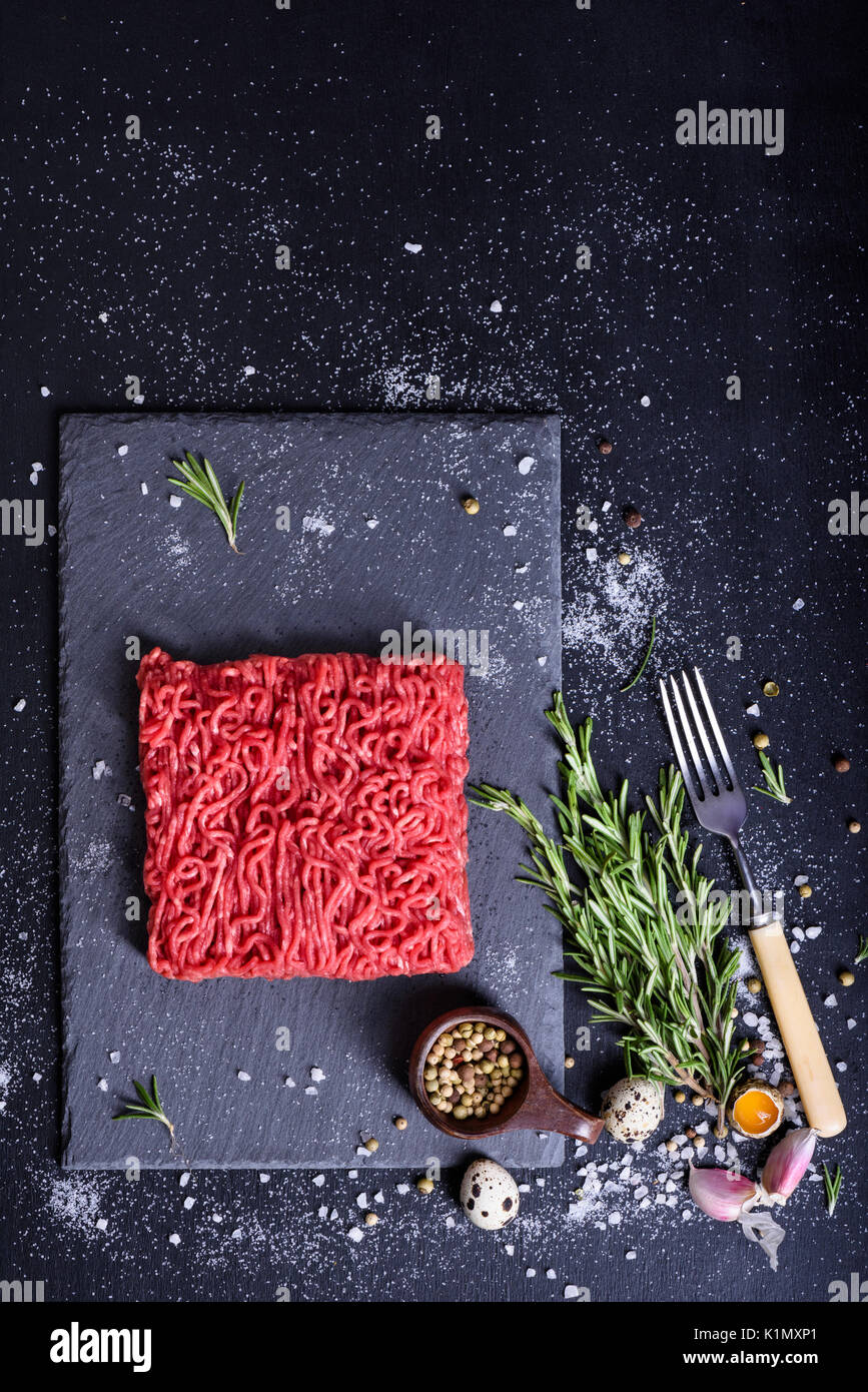 Masse Fleisch, Burger patty Vorbereitung, Gewürze, Gewürze und Kräuter. Über anzeigen, kopieren. Stockfoto