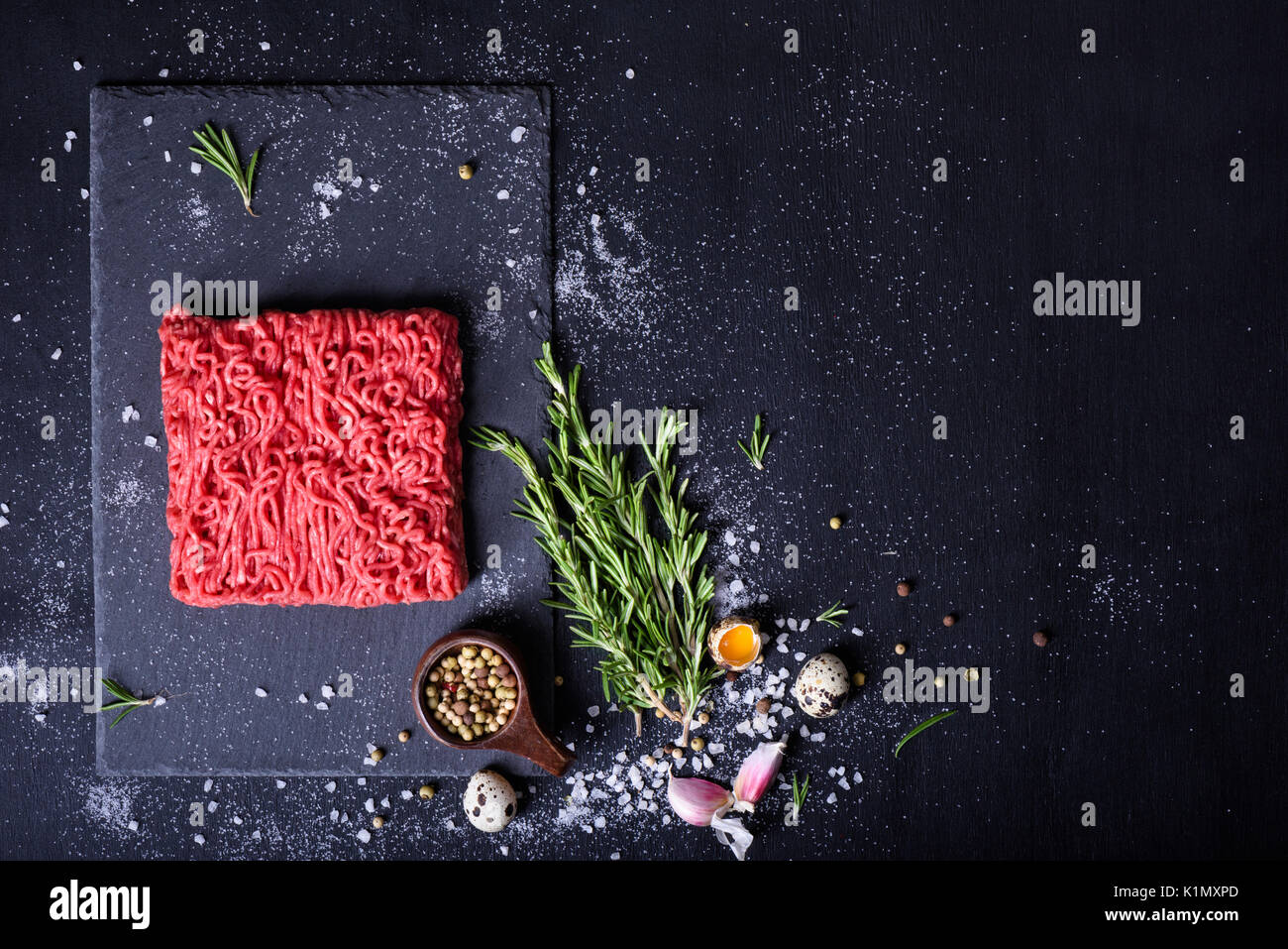 Rohes Fleisch, Rindfleisch Steak auf schwarzem Hintergrund, Ansicht von oben, kopieren. Stockfoto