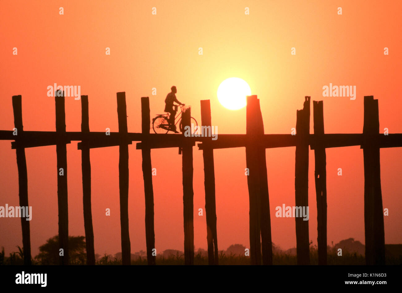 U-Bein Bridge bei Sonnenuntergang, Amarapura, Mandalay, Burma (Myanmar) Stockfoto