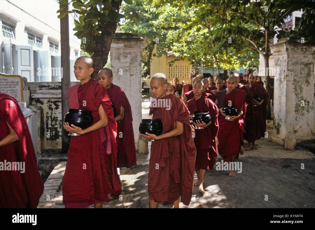 Buddhistische Mönche, die für Mittagessen, Mahagandhayon Kyaung (Kloster), Amarapura, Mandalay, Burma (Myanmar) Stockfoto