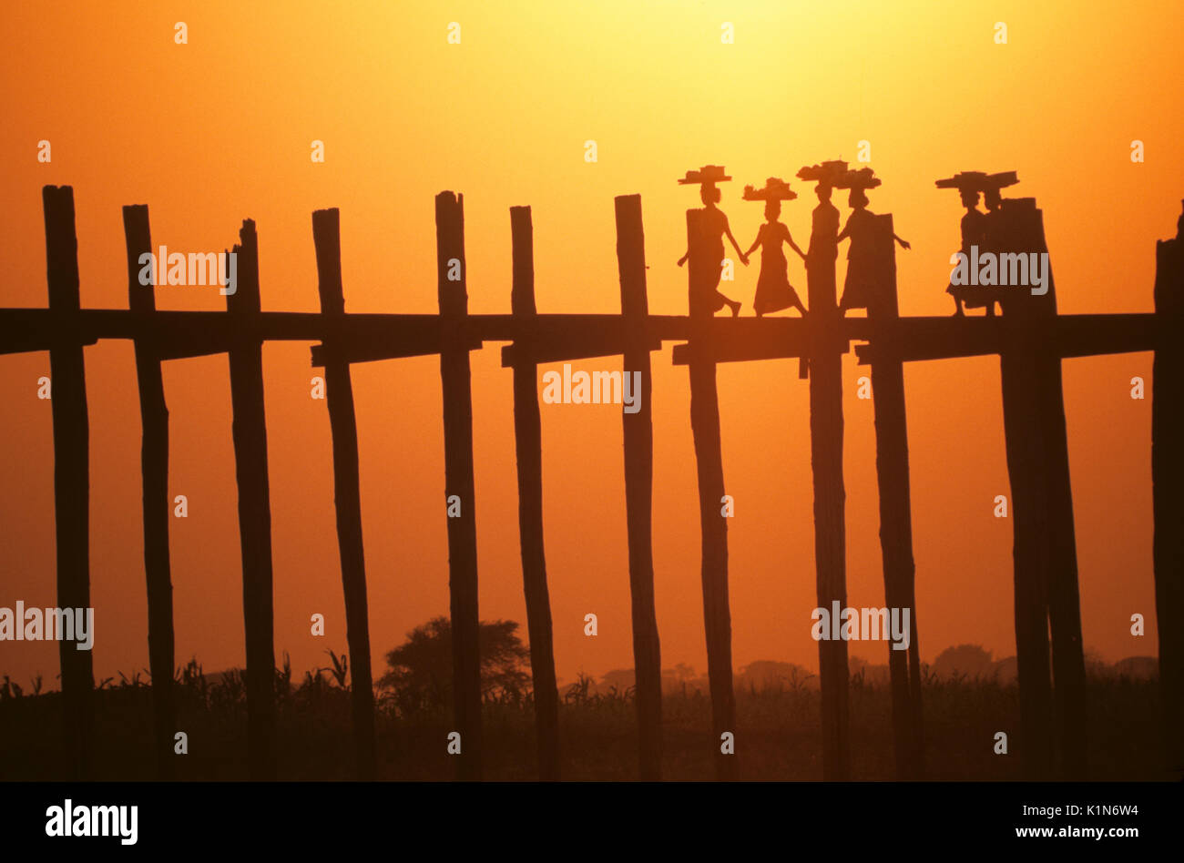 U-Bein Bridge bei Sonnenuntergang, Amarapura, Mandalay, Burma (Myanmar) Stockfoto