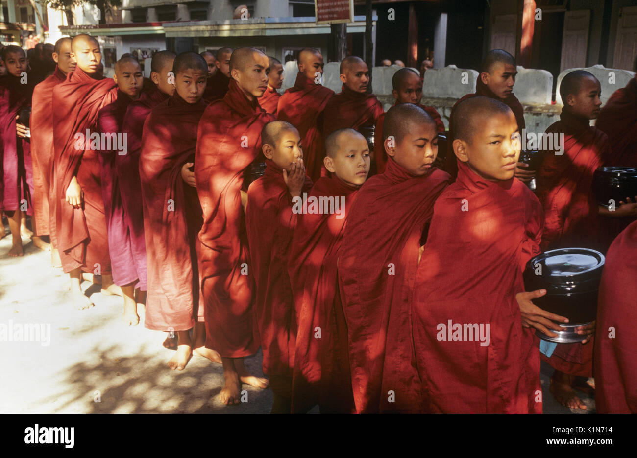 Buddhistische Mönche in der Linie für Mittagessen, Mahagandhayon Kyaung (Kloster), Amarapura, Mandalay, Burma (Myanmar) Stockfoto