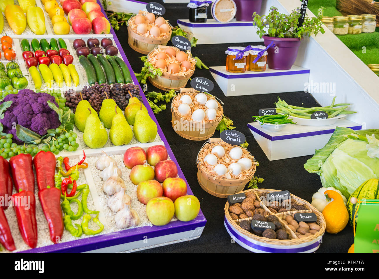 Anzeige Verschiedene Beeren Kürbis Samen Kräuter Körner Stockfoto